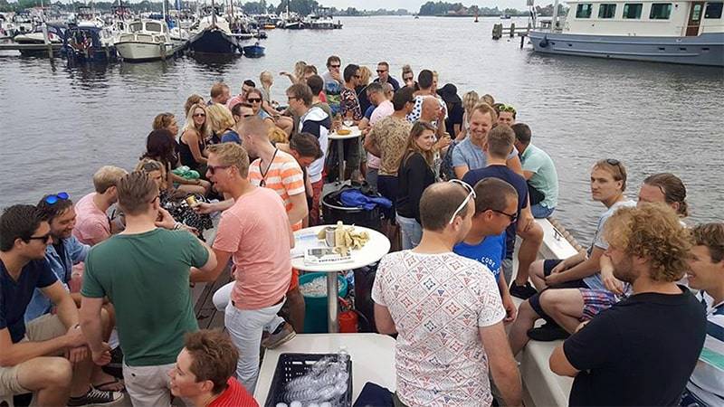 Bedrijfsuitje Friesland sloep boot